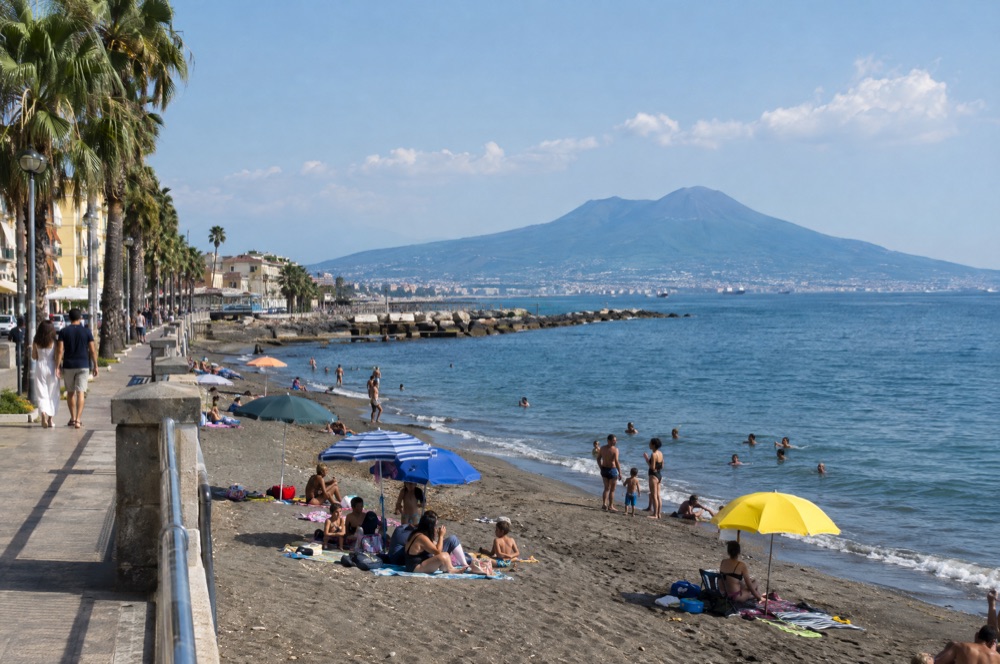 Spiaggia libera sul lungomare di Castellammare con il Vesuvio