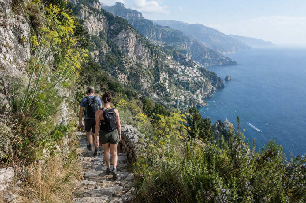 Escursionisti sui gradini del Sentiero degli Dei