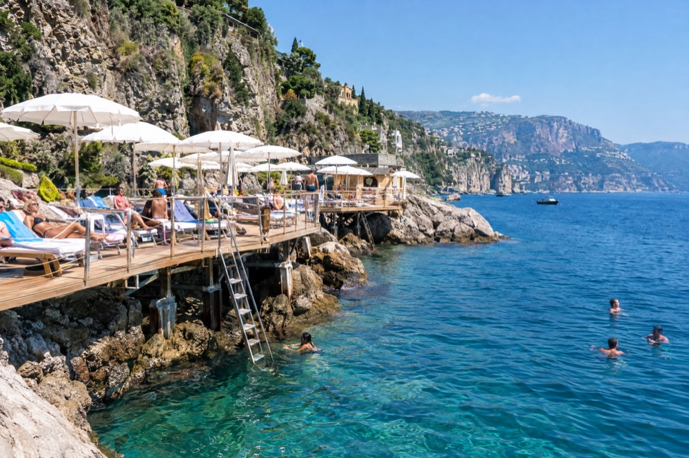 Lido su palafitta con lettini e ombrelloni sulla costa sorrentina